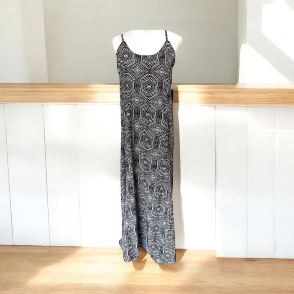 NWT MAXI PEACH BRAND SIZE M NWT BLACK & WHITE GEOMETRIC MAXI DRESS